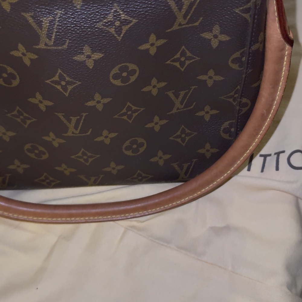 SOLD
LOUIS VUITTON Authentic Monogram Canvas Looping MM Shoulder Bag - Picture 8 of 13